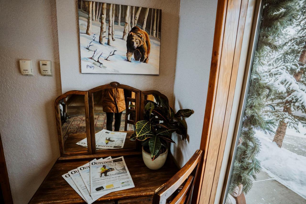 A Bear And Bison Country Inn แคนมอร์ ภายนอก รูปภาพ