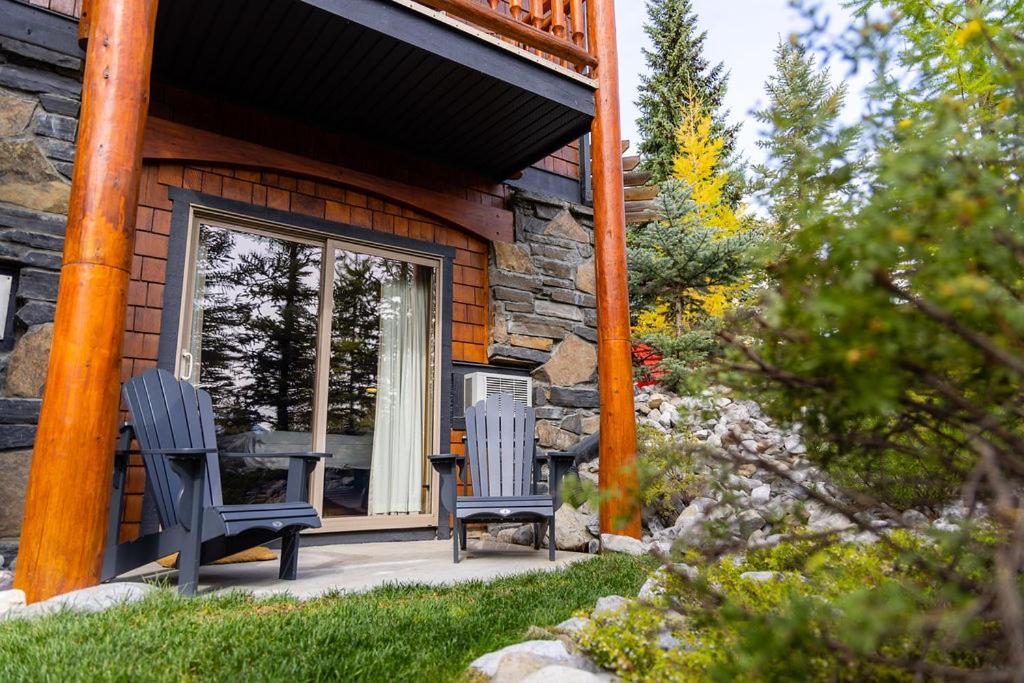 A Bear And Bison Country Inn แคนมอร์ ภายนอก รูปภาพ