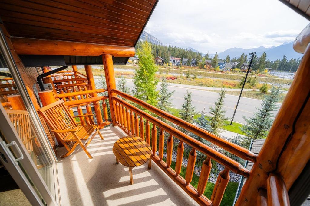 A Bear And Bison Country Inn แคนมอร์ ภายนอก รูปภาพ