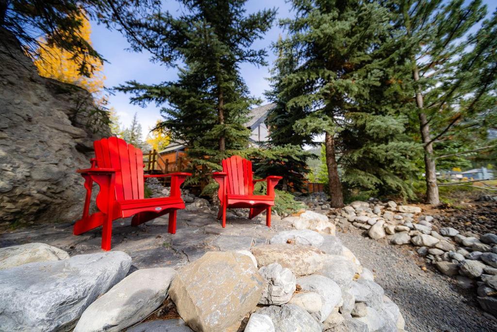 A Bear And Bison Country Inn แคนมอร์ ภายนอก รูปภาพ