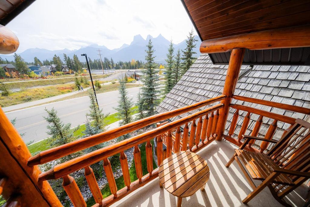 A Bear And Bison Country Inn แคนมอร์ ภายนอก รูปภาพ