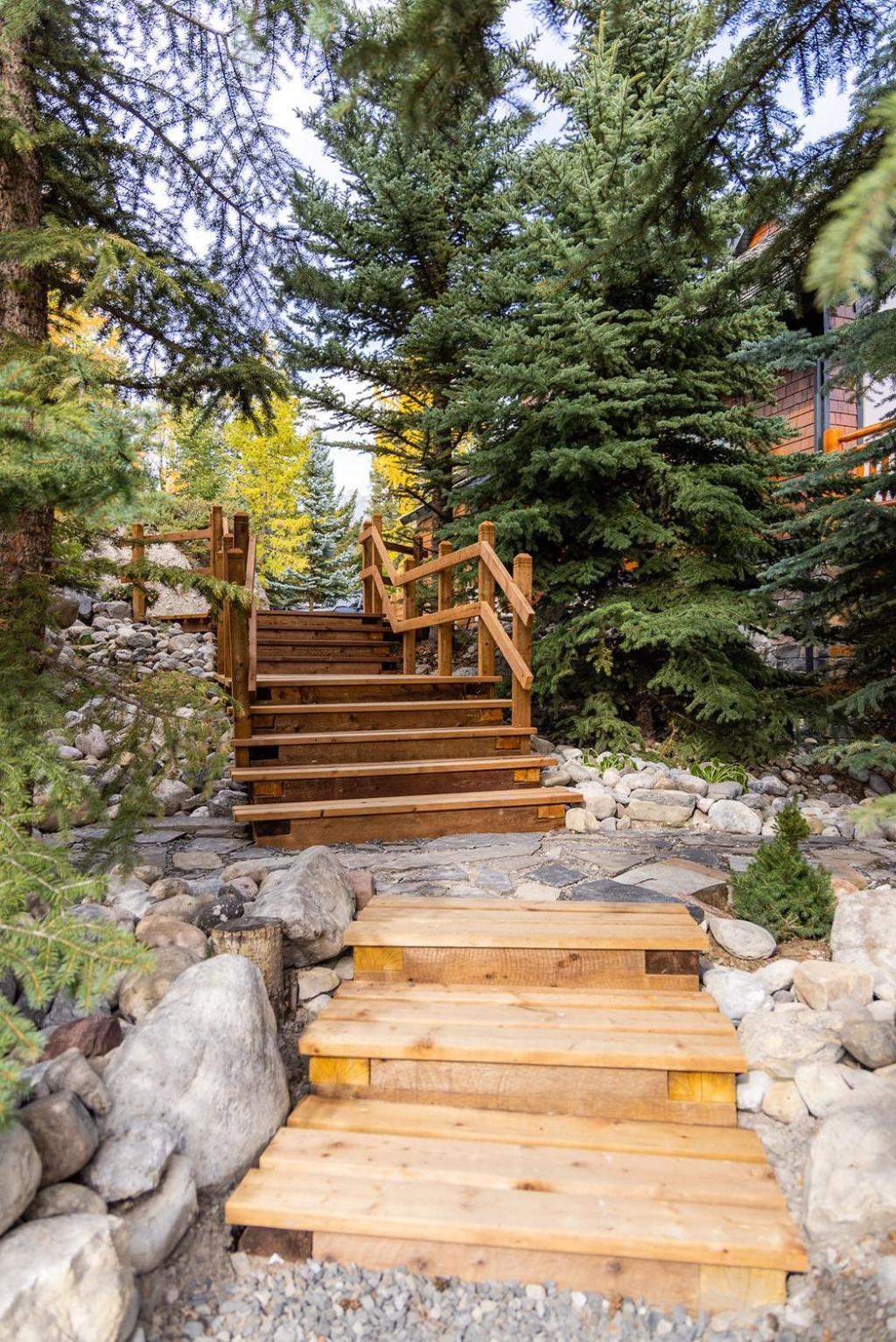A Bear And Bison Country Inn แคนมอร์ ภายนอก รูปภาพ
