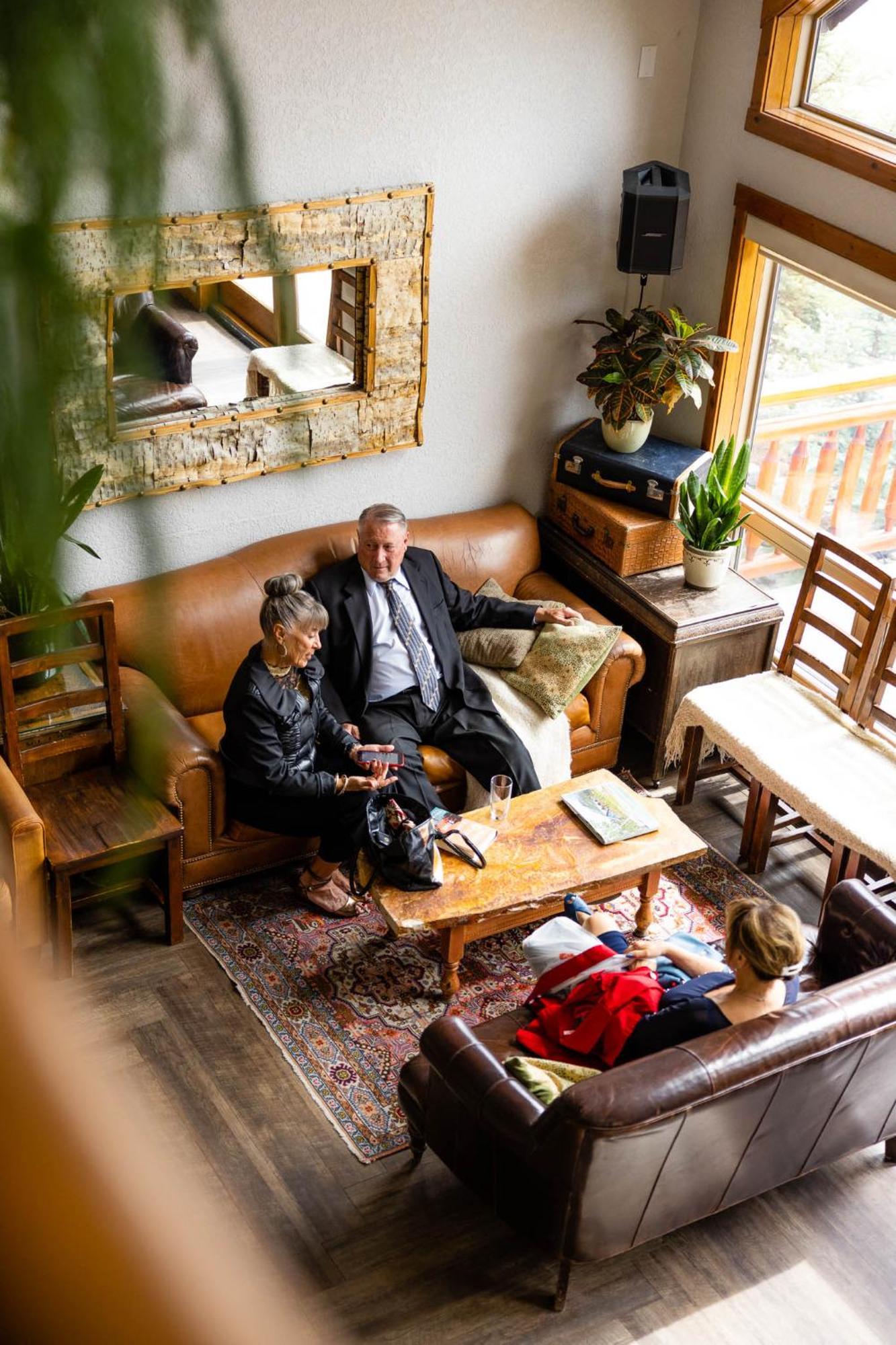 A Bear And Bison Country Inn แคนมอร์ ภายนอก รูปภาพ