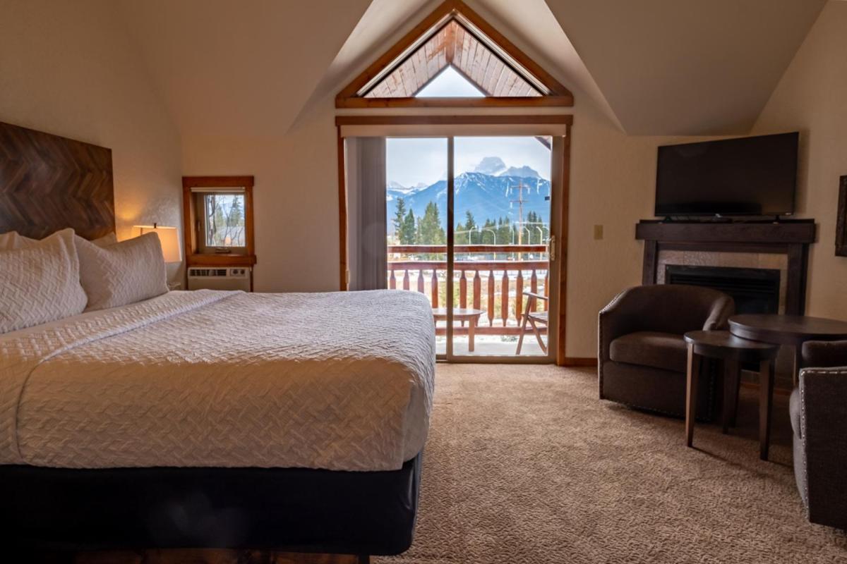 A Bear And Bison Country Inn แคนมอร์ ภายนอก รูปภาพ