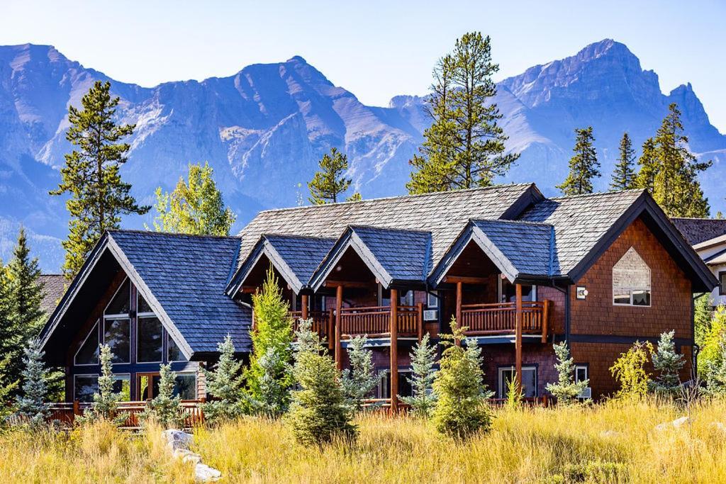 A Bear And Bison Country Inn แคนมอร์ ภายนอก รูปภาพ