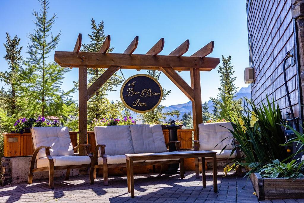 A Bear And Bison Country Inn แคนมอร์ ภายนอก รูปภาพ