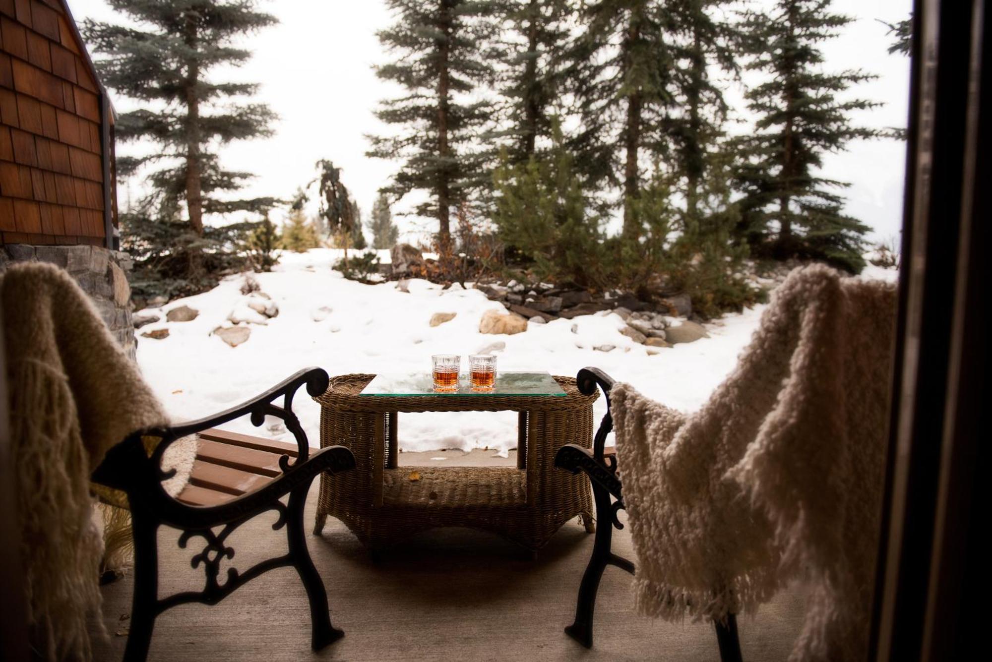 A Bear And Bison Country Inn แคนมอร์ ภายนอก รูปภาพ