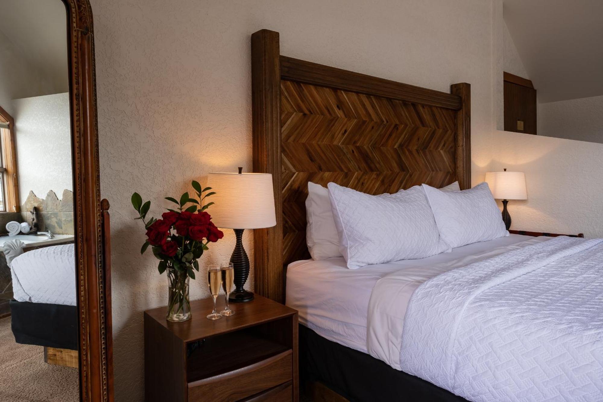 A Bear And Bison Country Inn แคนมอร์ ภายนอก รูปภาพ