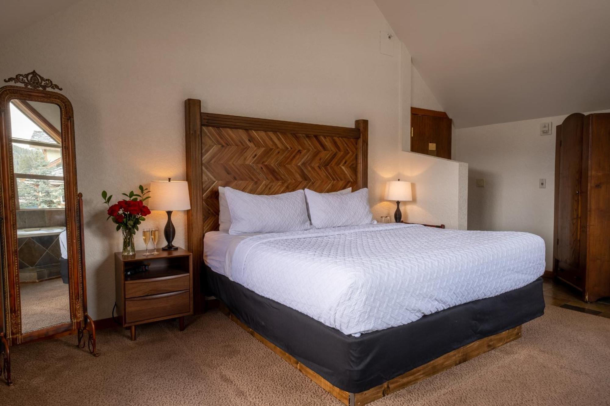 A Bear And Bison Country Inn แคนมอร์ ภายนอก รูปภาพ