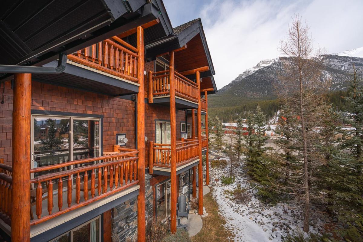 A Bear And Bison Country Inn แคนมอร์ ภายนอก รูปภาพ
