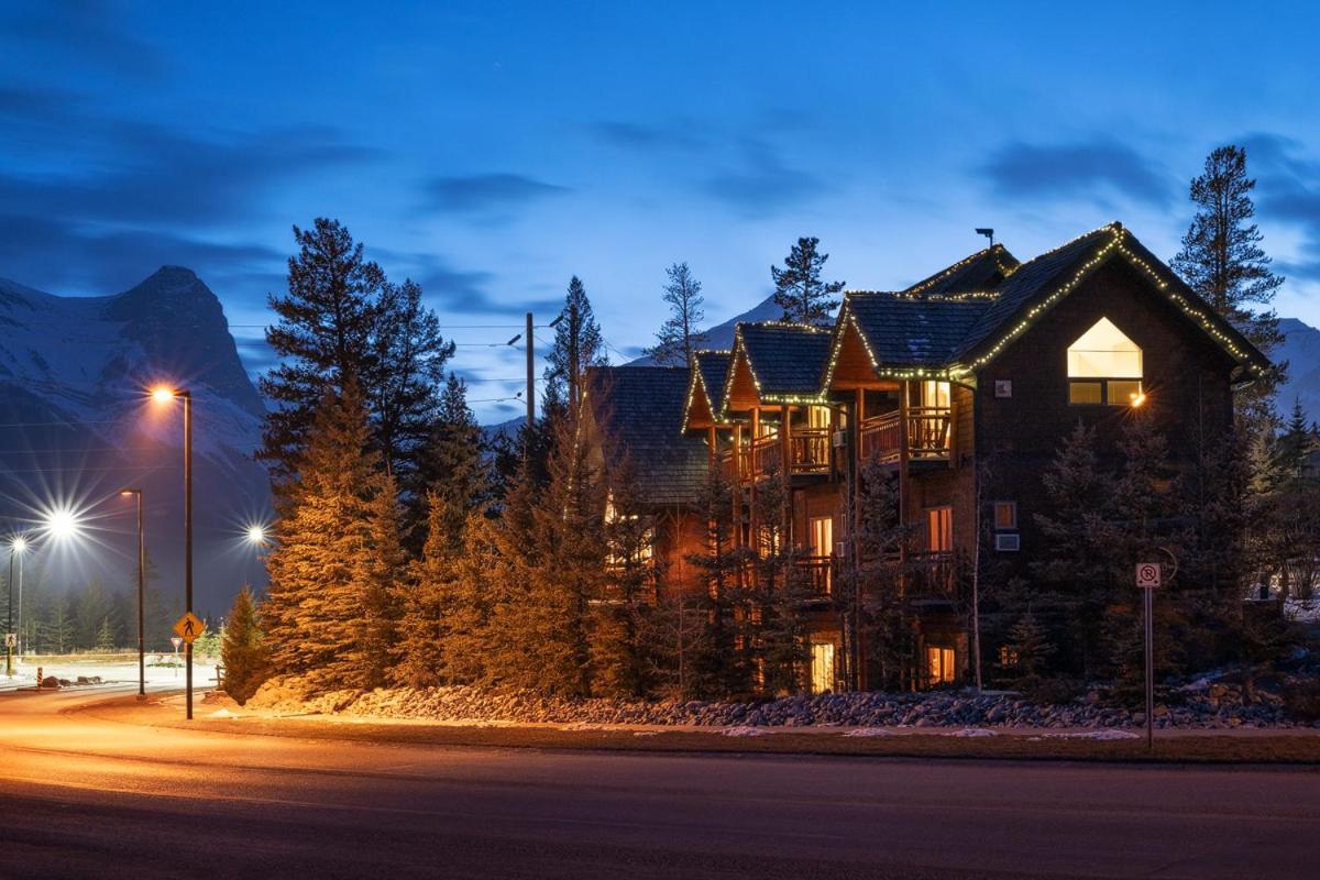 A Bear And Bison Country Inn แคนมอร์ ภายนอก รูปภาพ
