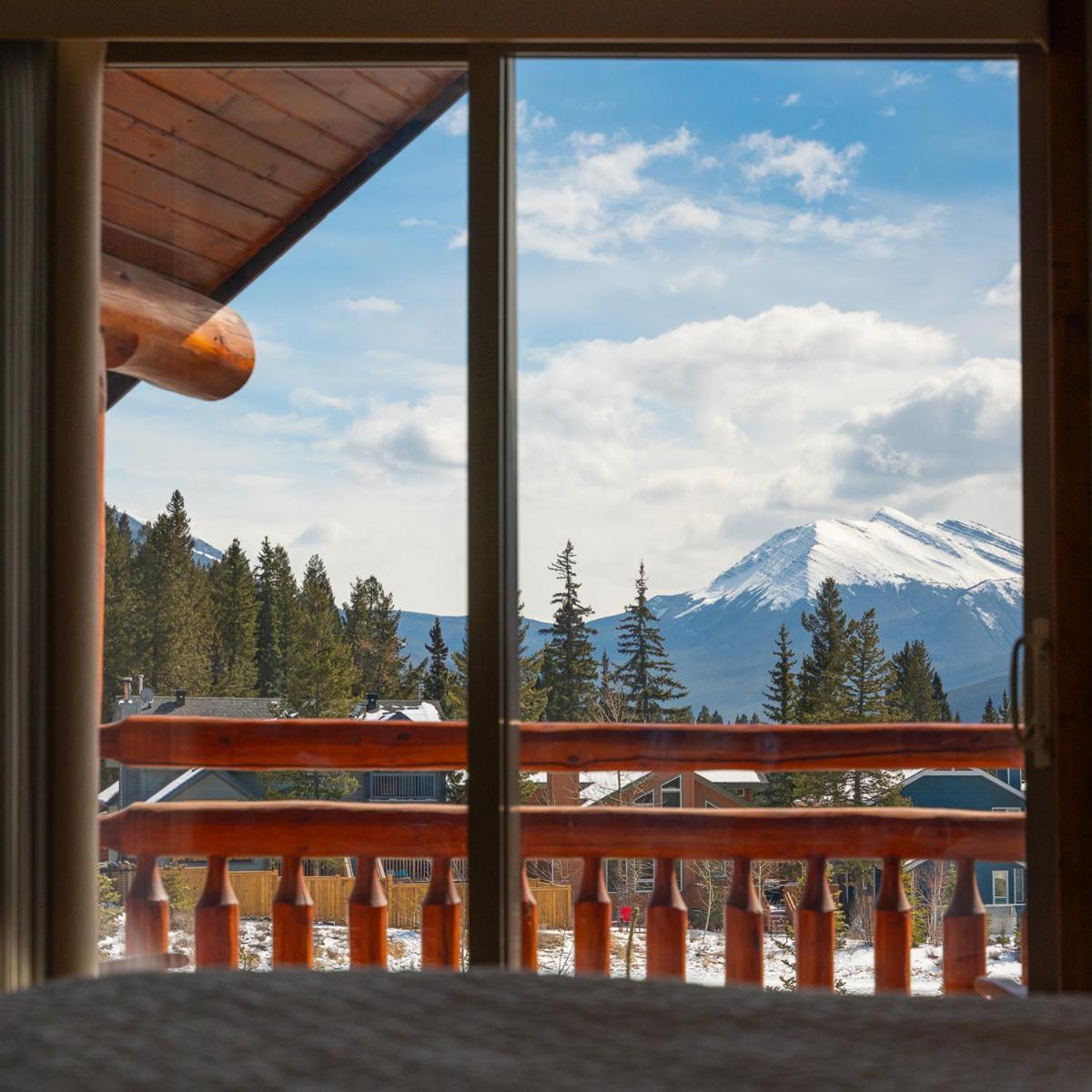 A Bear And Bison Country Inn แคนมอร์ ภายนอก รูปภาพ