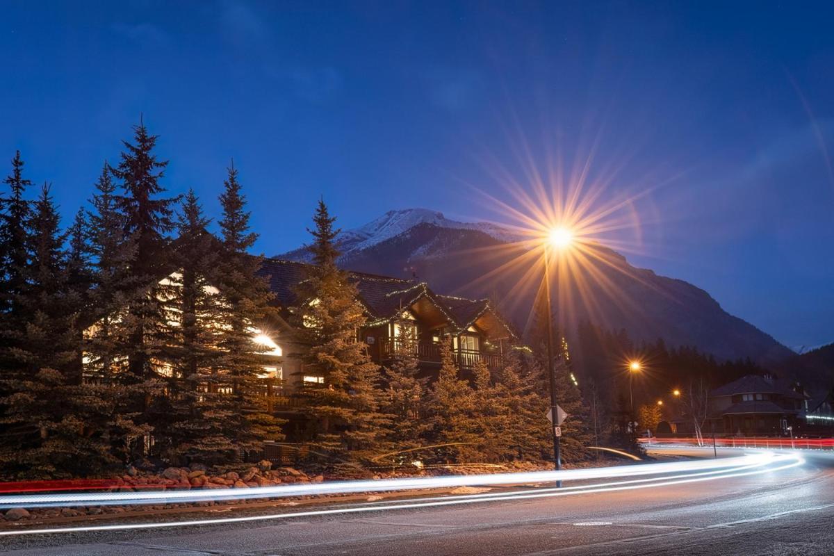 A Bear And Bison Country Inn แคนมอร์ ภายนอก รูปภาพ