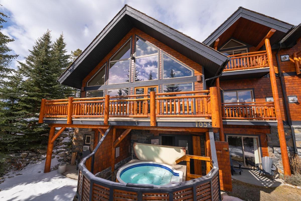 A Bear And Bison Country Inn แคนมอร์ ภายนอก รูปภาพ