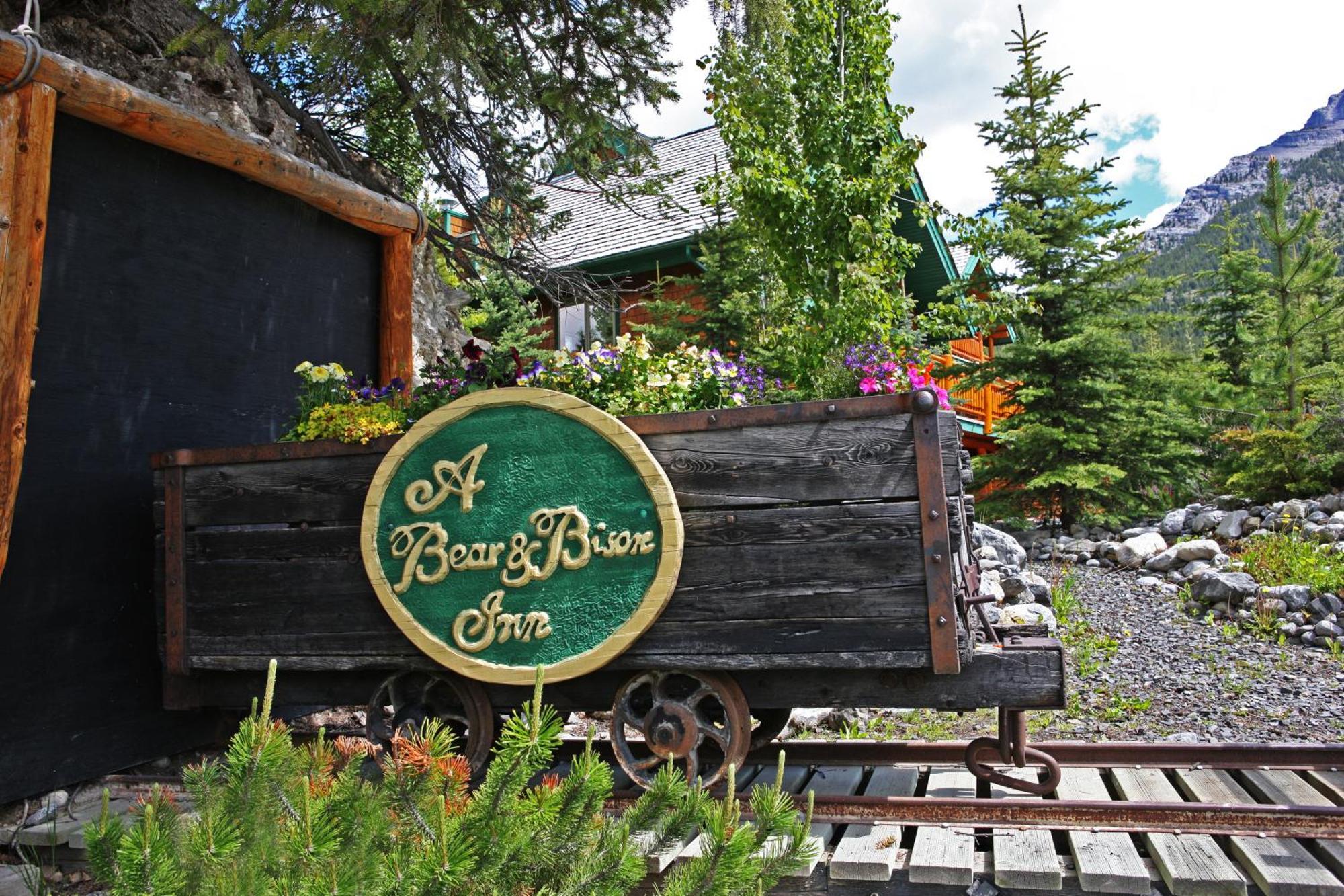 A Bear And Bison Country Inn แคนมอร์ ภายนอก รูปภาพ